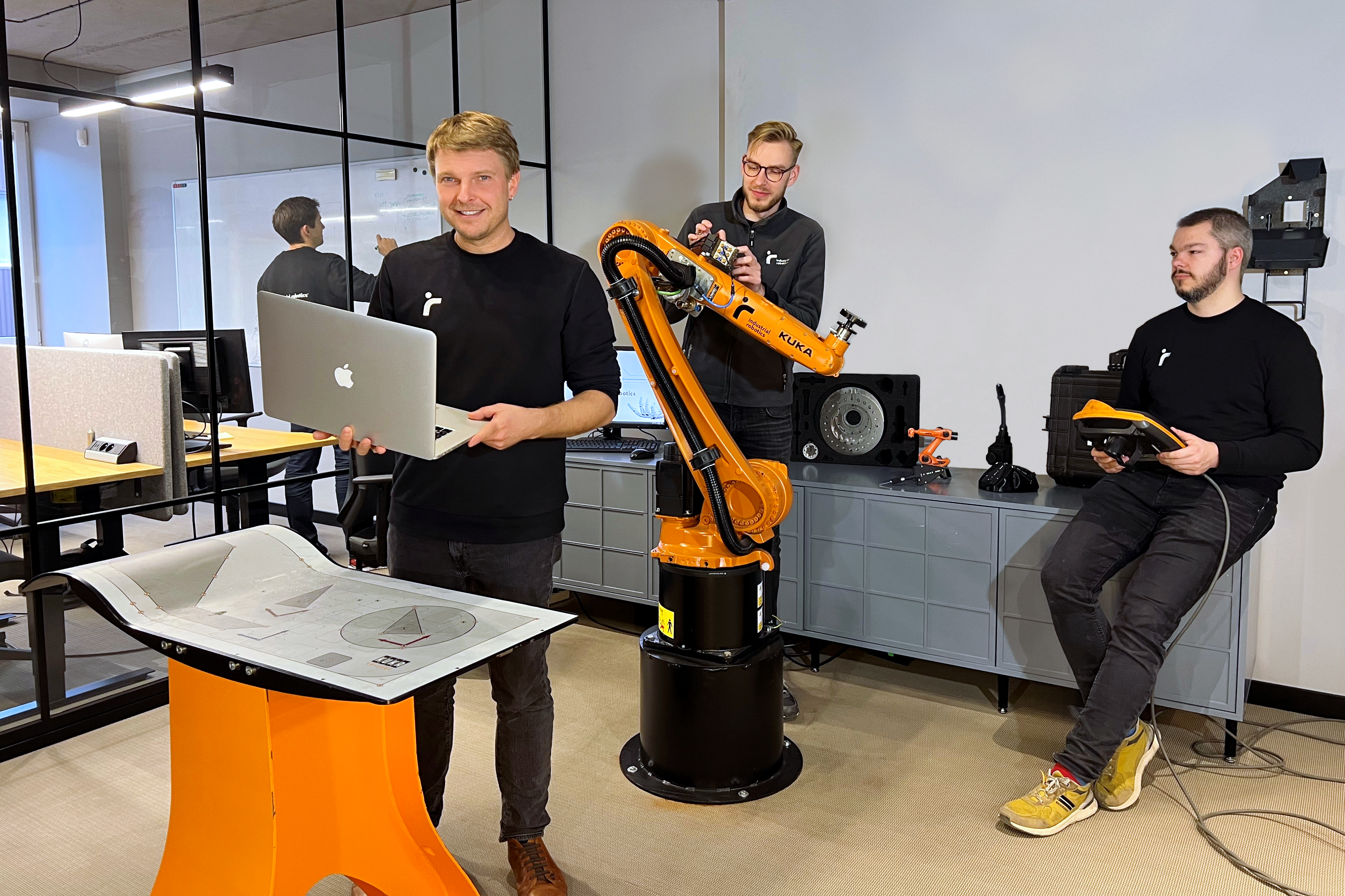 Andrius Miničius ir dalis programuotojų kūrusių EASY TO TEAC programinę įrangą.png Andrius Miničius ir dalis programuotojų kūrusių EASY TO TEAC programinę įrangą.png